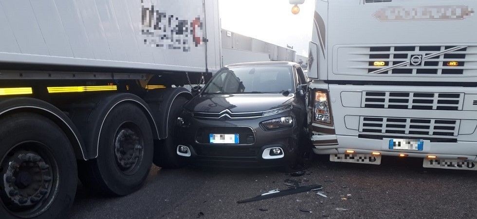 Tenta il sorpasso ma l’auto rimane schiacciata fra due autoarticolati: tanta paura per il 30enne alla guida